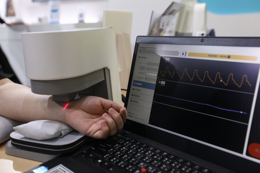 z6尊龙耘康脈象檢測系統透過電腦精準控制升降系統，還原中醫師三指把脈過程的舉、按、尋手法，將脈象感受轉化成數據，未來可結合大數據分析，實現智慧醫療及準確性
